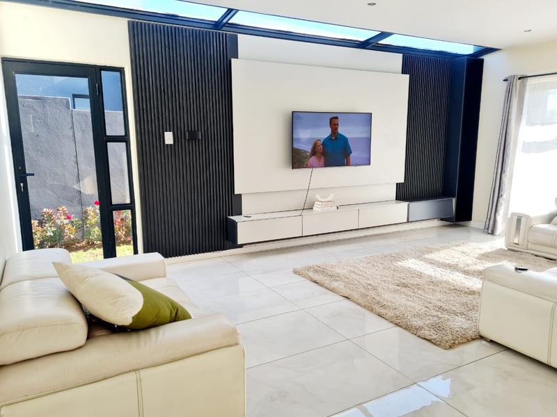 5 Bedroom Property for Sale in Glen Marais Gauteng