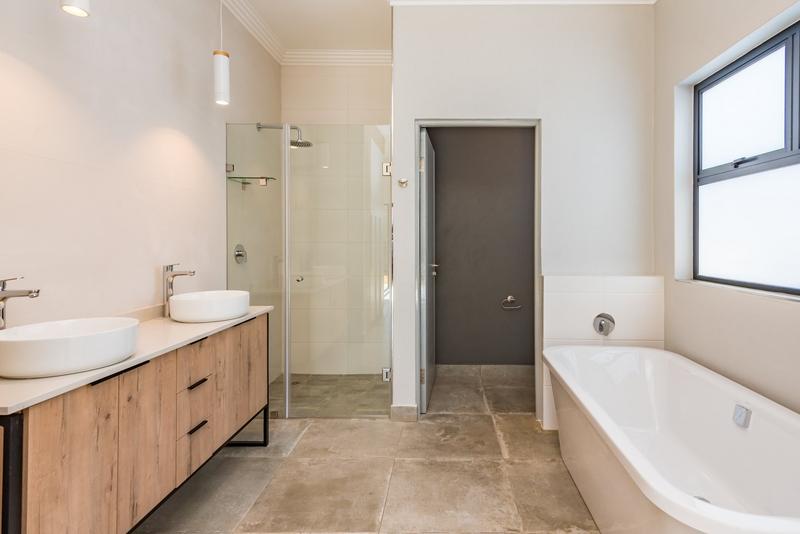 5 Bedroom Property for Sale in Chancliff Ridge Gauteng