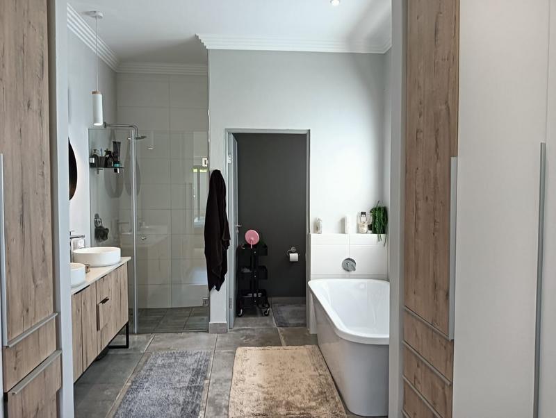 5 Bedroom Property for Sale in Chancliff Ridge Gauteng