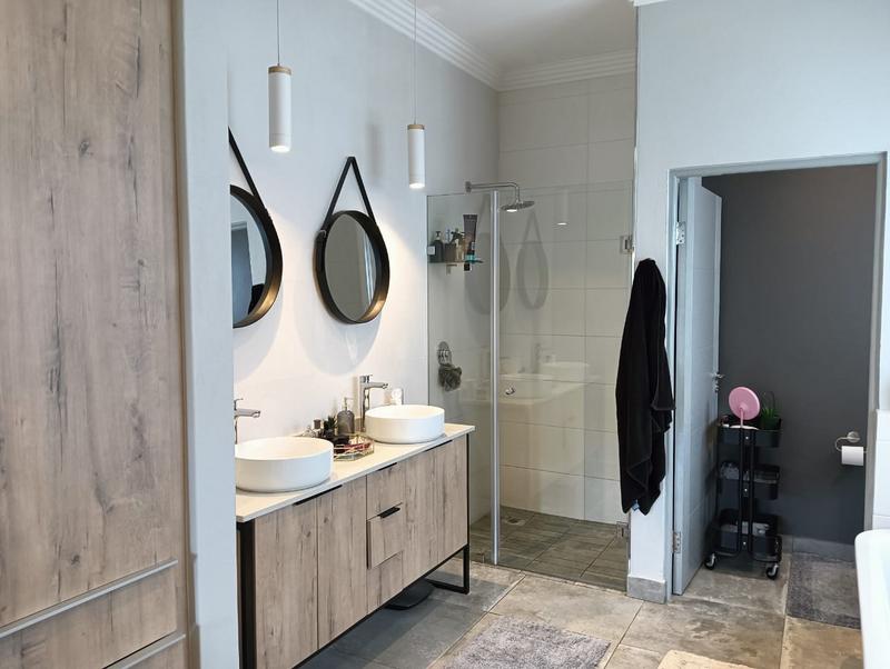 5 Bedroom Property for Sale in Chancliff Ridge Gauteng