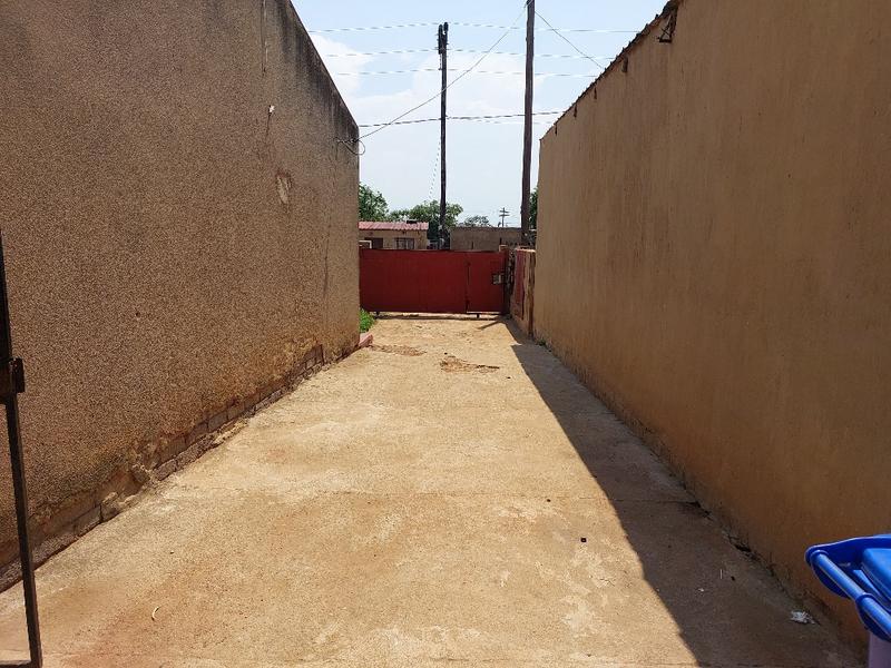 2 Bedroom Property for Sale in Zonkezizwe Gauteng