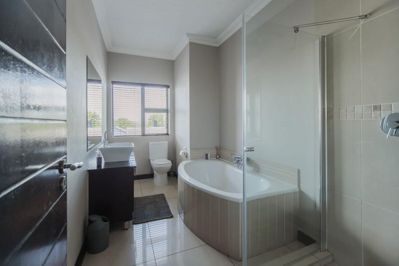 5 Bedroom Property for Sale in Copperleaf Estate Gauteng