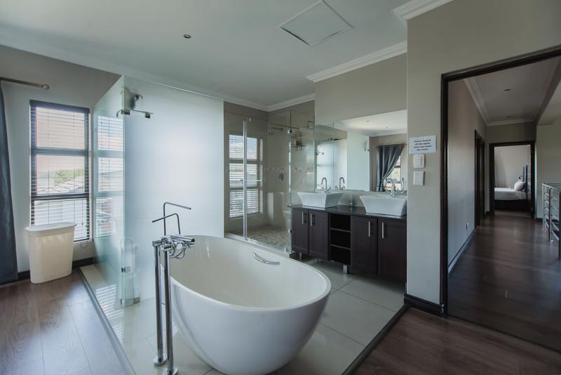 5 Bedroom Property for Sale in Copperleaf Estate Gauteng