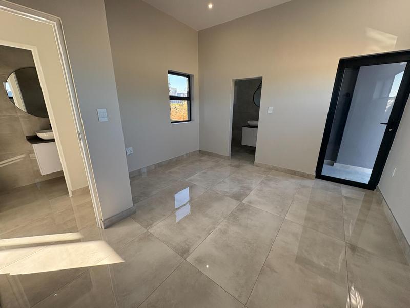 5 Bedroom Property for Sale in Midstream Heights Gauteng