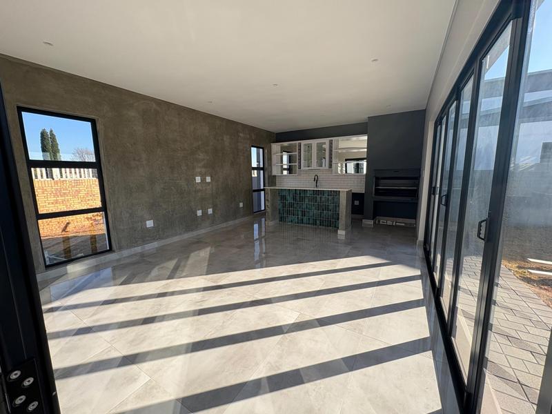 5 Bedroom Property for Sale in Midstream Heights Gauteng