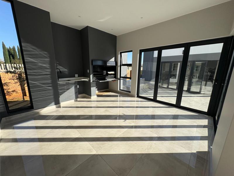 5 Bedroom Property for Sale in Midstream Heights Gauteng