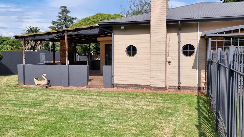 4 Bedroom Property for Sale in Lisdogan Park Gauteng