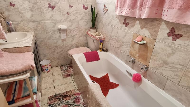 3 Bedroom Property for Sale in Lisdogan Park Gauteng