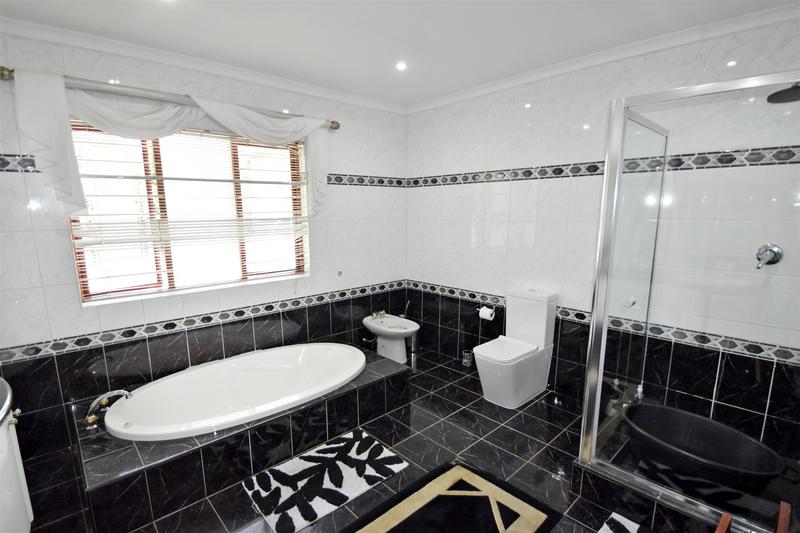 To Let 4 Bedroom Property for Rent in Sandown Gauteng