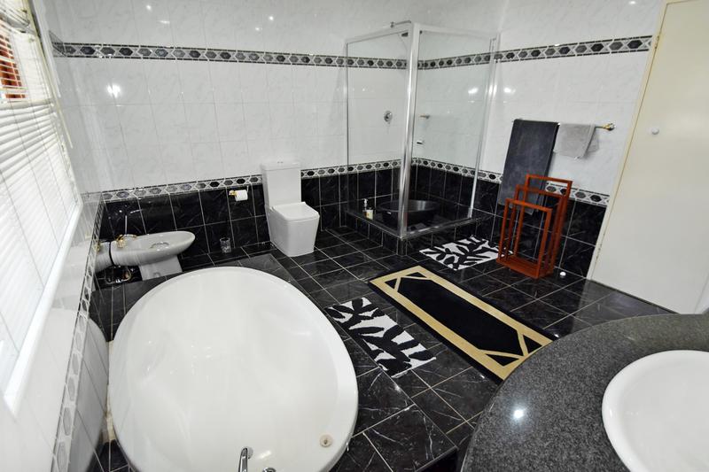 To Let 4 Bedroom Property for Rent in Sandown Gauteng