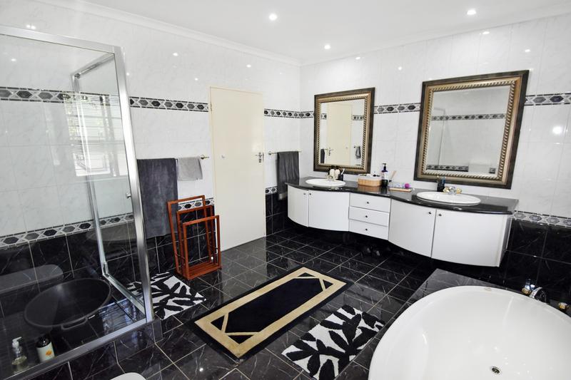To Let 4 Bedroom Property for Rent in Sandown Gauteng