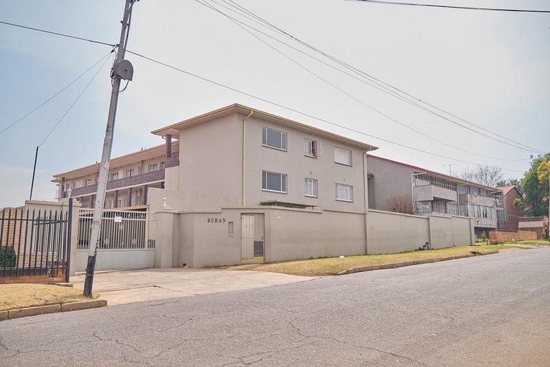 To Let 2 Bedroom Property for Rent in Florida Lake Gauteng