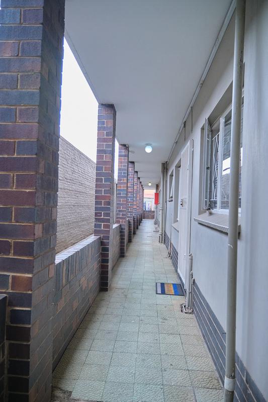 To Let 2 Bedroom Property for Rent in Florida Lake Gauteng