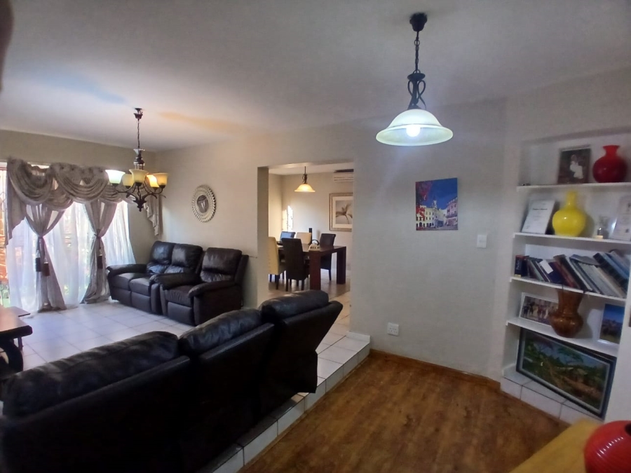 4 Bedroom Property for Sale in Die Hoewes Gauteng