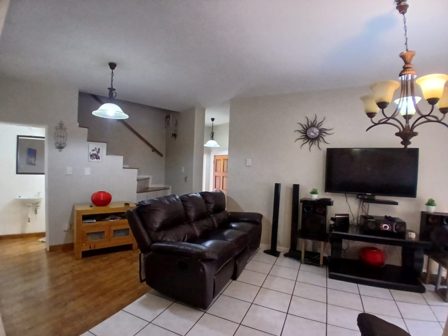 4 Bedroom Property for Sale in Die Hoewes Gauteng