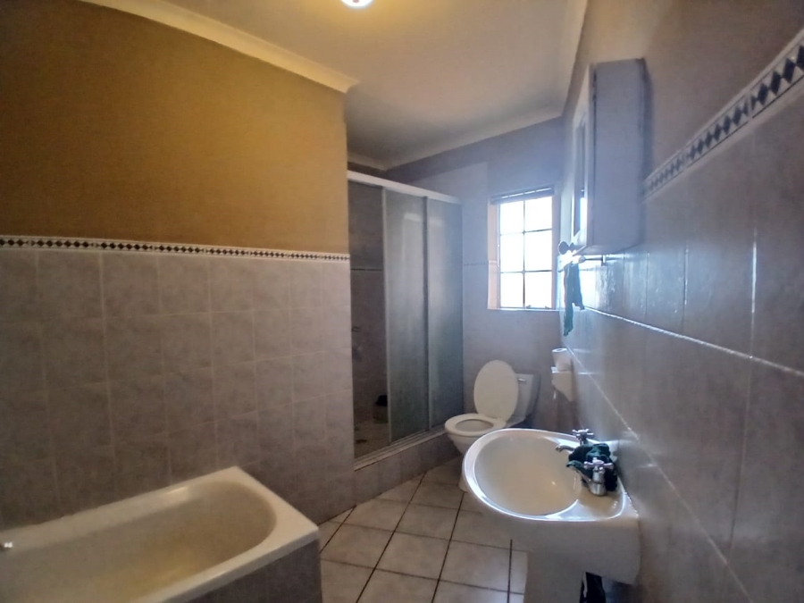 4 Bedroom Property for Sale in Die Hoewes Gauteng