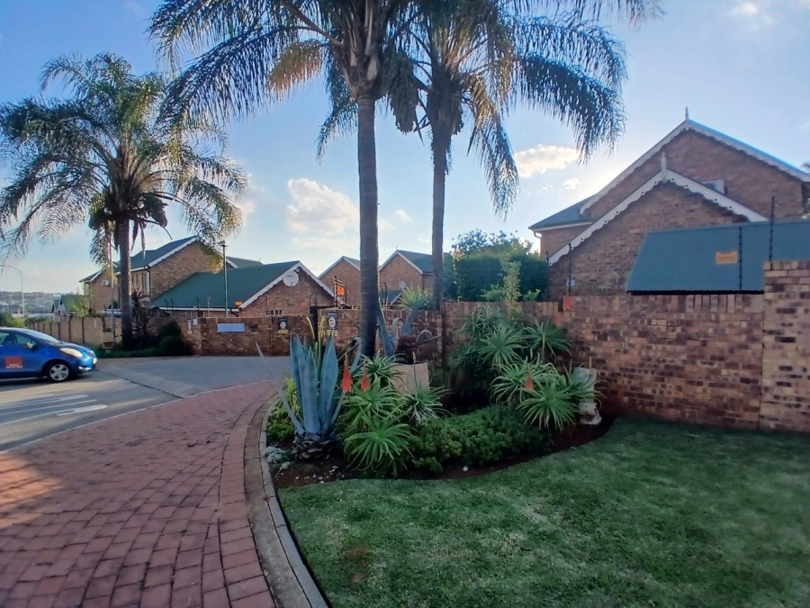 4 Bedroom Property for Sale in Die Hoewes Gauteng