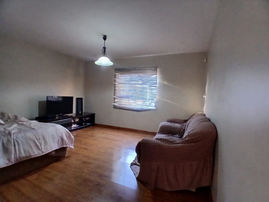 4 Bedroom Property for Sale in Die Hoewes Gauteng