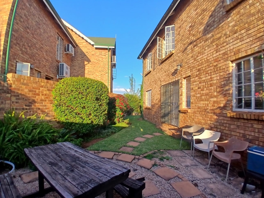 4 Bedroom Property for Sale in Die Hoewes Gauteng