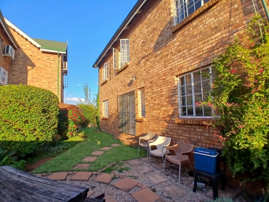 4 Bedroom Property for Sale in Die Hoewes Gauteng