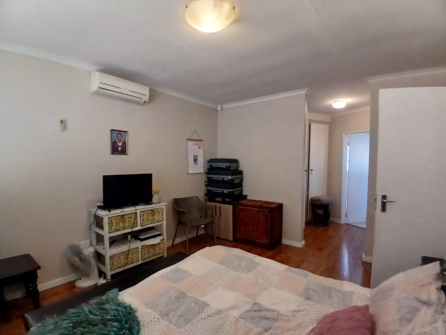 4 Bedroom Property for Sale in Die Hoewes Gauteng
