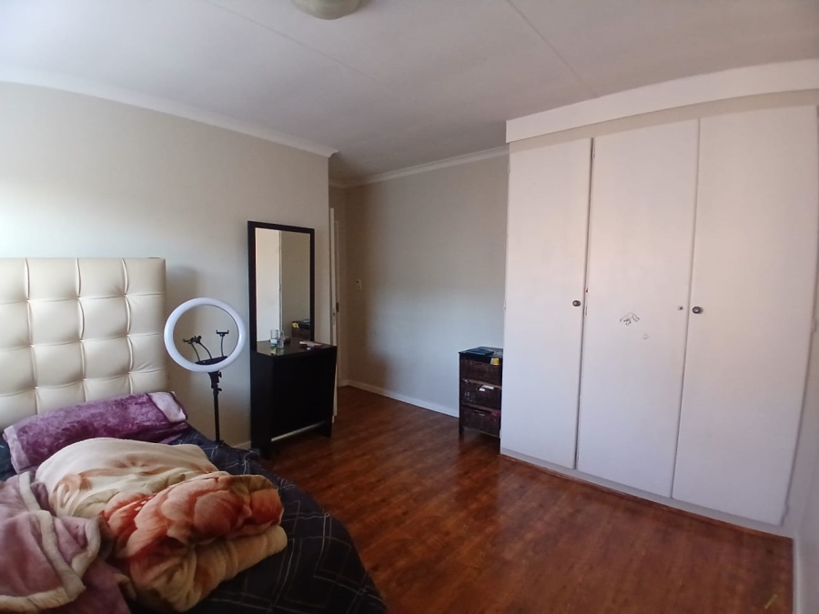 4 Bedroom Property for Sale in Die Hoewes Gauteng