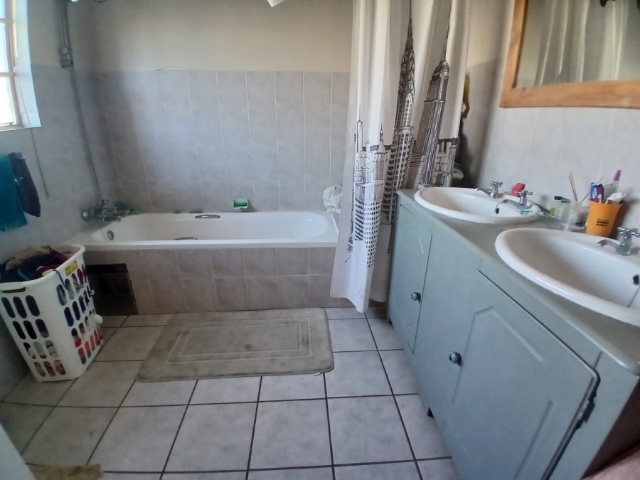 4 Bedroom Property for Sale in Die Hoewes Gauteng