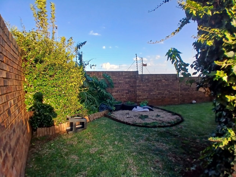 4 Bedroom Property for Sale in Die Hoewes Gauteng