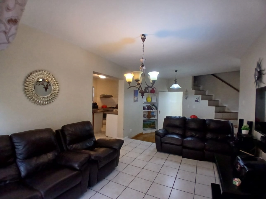4 Bedroom Property for Sale in Die Hoewes Gauteng