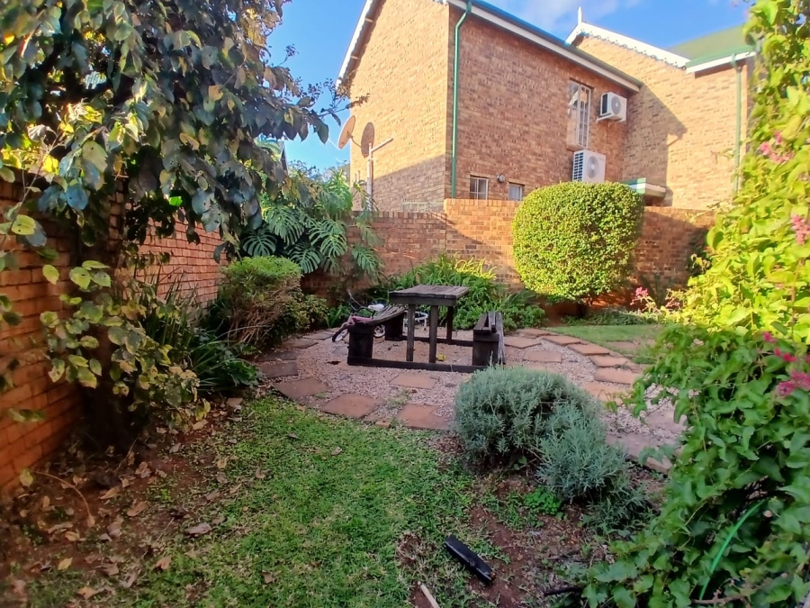 4 Bedroom Property for Sale in Die Hoewes Gauteng