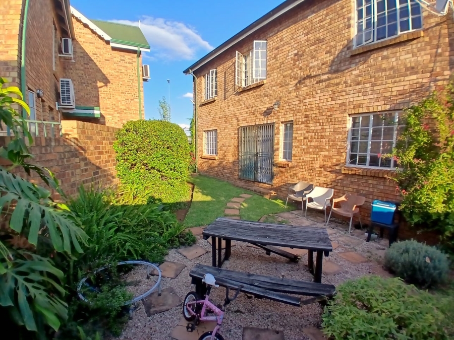 4 Bedroom Property for Sale in Die Hoewes Gauteng