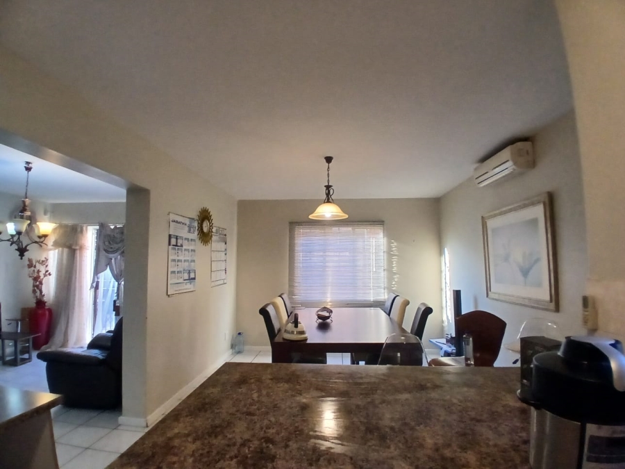 4 Bedroom Property for Sale in Die Hoewes Gauteng