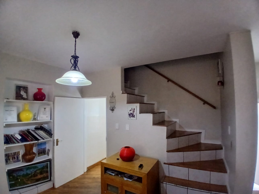 4 Bedroom Property for Sale in Die Hoewes Gauteng