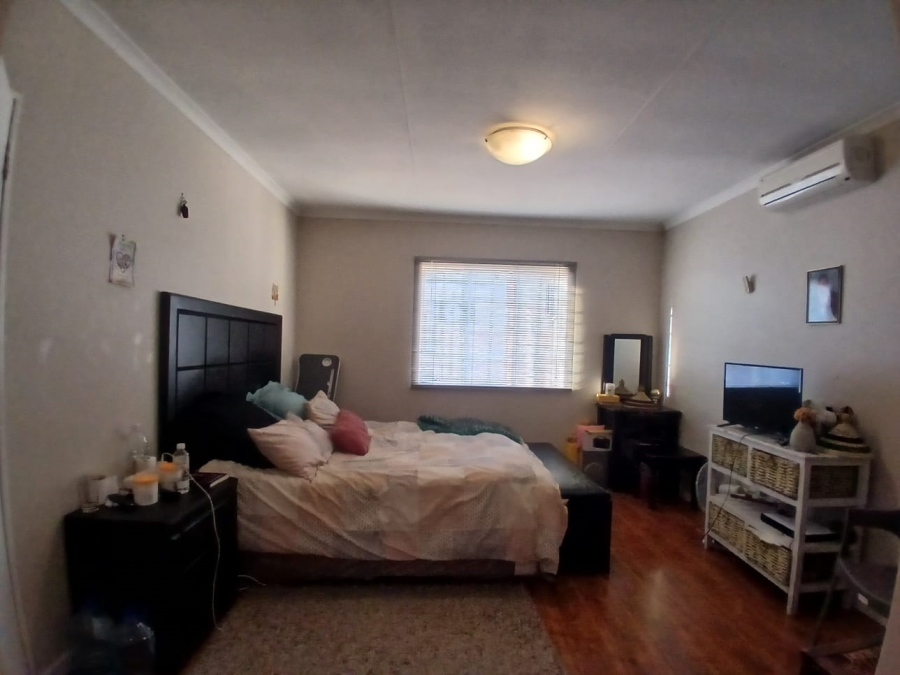 4 Bedroom Property for Sale in Die Hoewes Gauteng