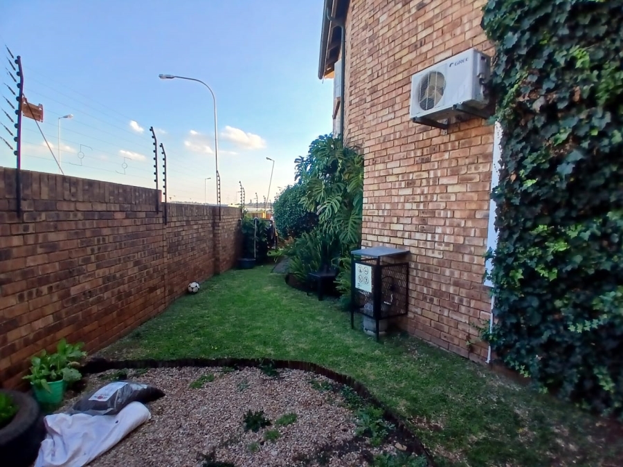 4 Bedroom Property for Sale in Die Hoewes Gauteng