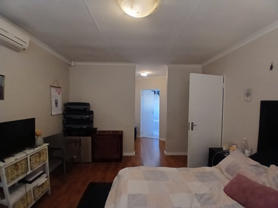 4 Bedroom Property for Sale in Die Hoewes Gauteng