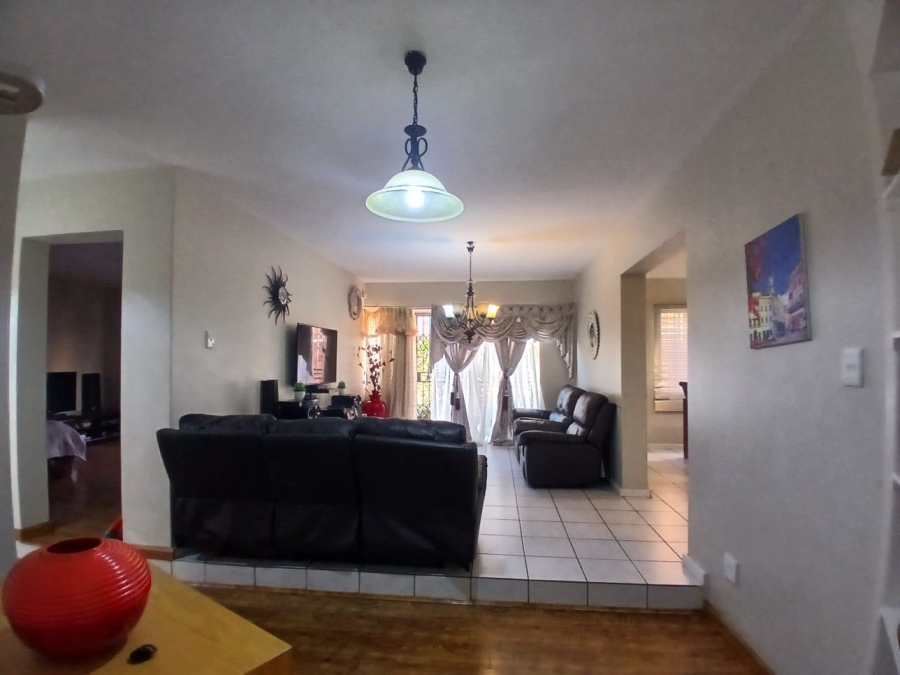 4 Bedroom Property for Sale in Die Hoewes Gauteng