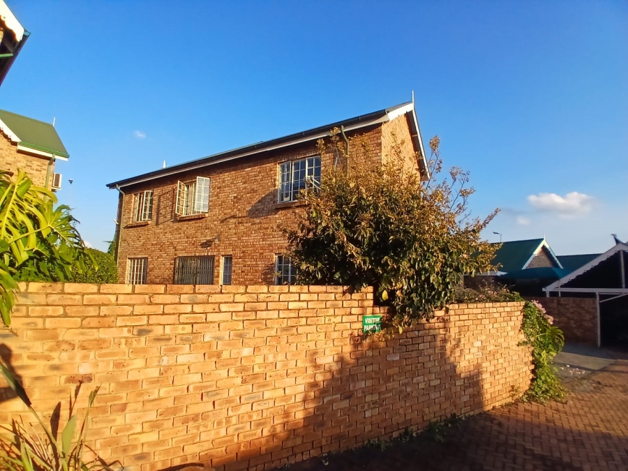 4 Bedroom Property for Sale in Die Hoewes Gauteng