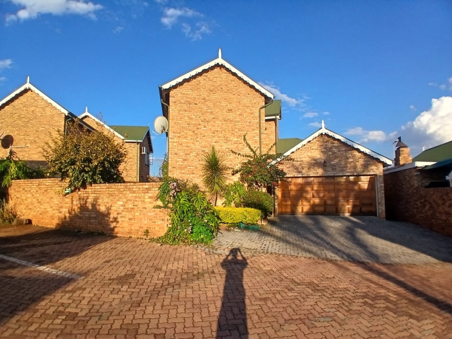 4 Bedroom Property for Sale in Die Hoewes Gauteng