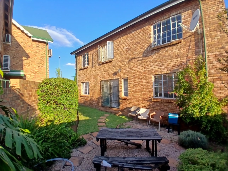 4 Bedroom Property for Sale in Die Hoewes Gauteng