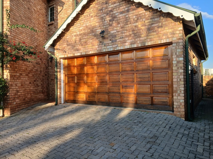 4 Bedroom Property for Sale in Die Hoewes Gauteng