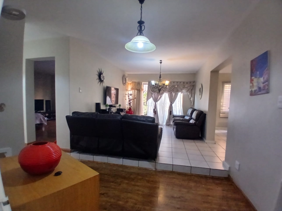 4 Bedroom Property for Sale in Die Hoewes Gauteng