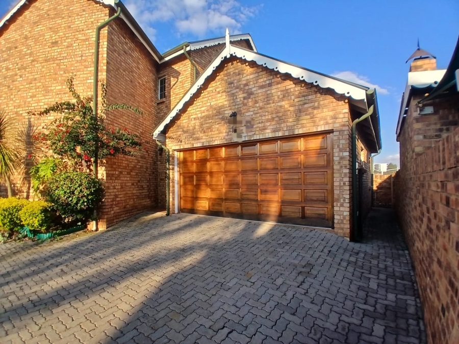 4 Bedroom Property for Sale in Die Hoewes Gauteng