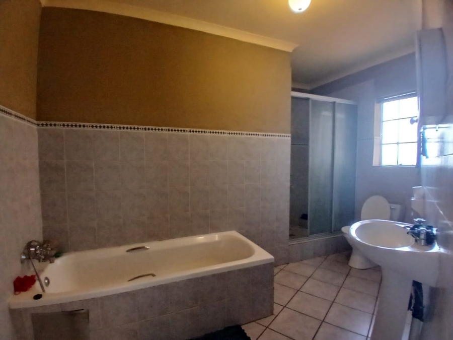 4 Bedroom Property for Sale in Die Hoewes Gauteng
