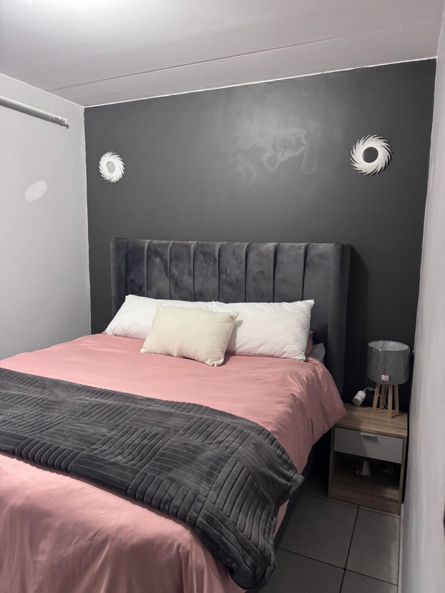 To Let 2 Bedroom Property for Rent in Fleurhof Gauteng