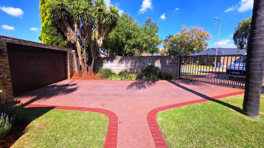 6 Bedroom Property for Sale in Doornpoort Gauteng
