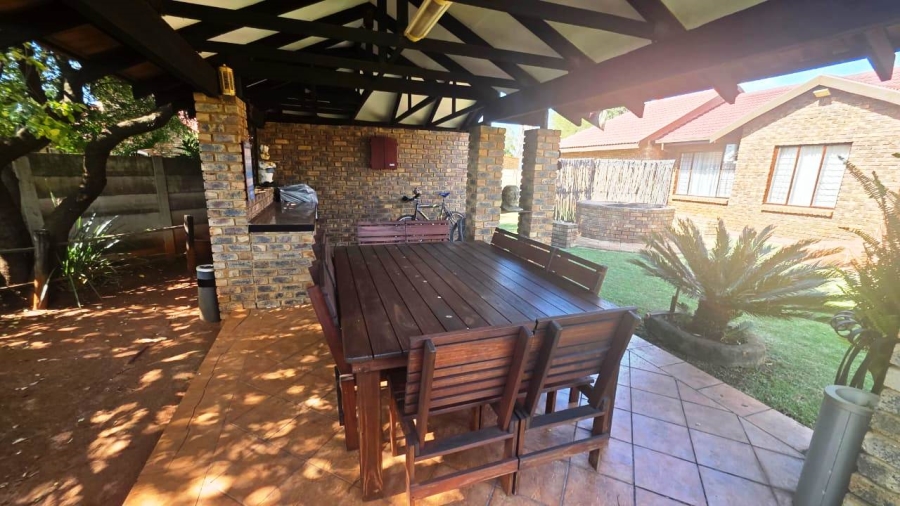 6 Bedroom Property for Sale in Doornpoort Gauteng