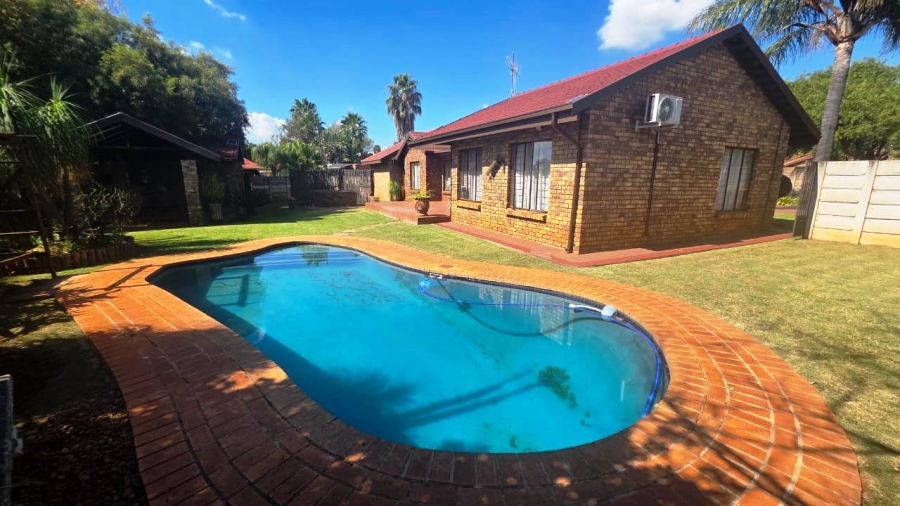6 Bedroom Property for Sale in Doornpoort Gauteng