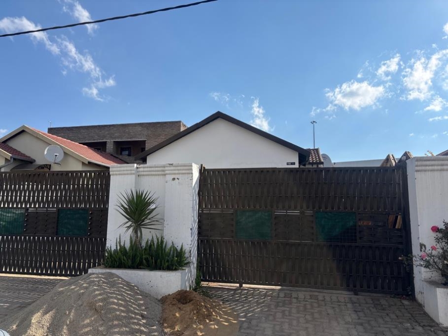 To Let 3 Bedroom Property for Rent in Fleurhof Gauteng