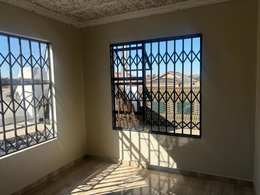 To Let 3 Bedroom Property for Rent in Fleurhof Gauteng